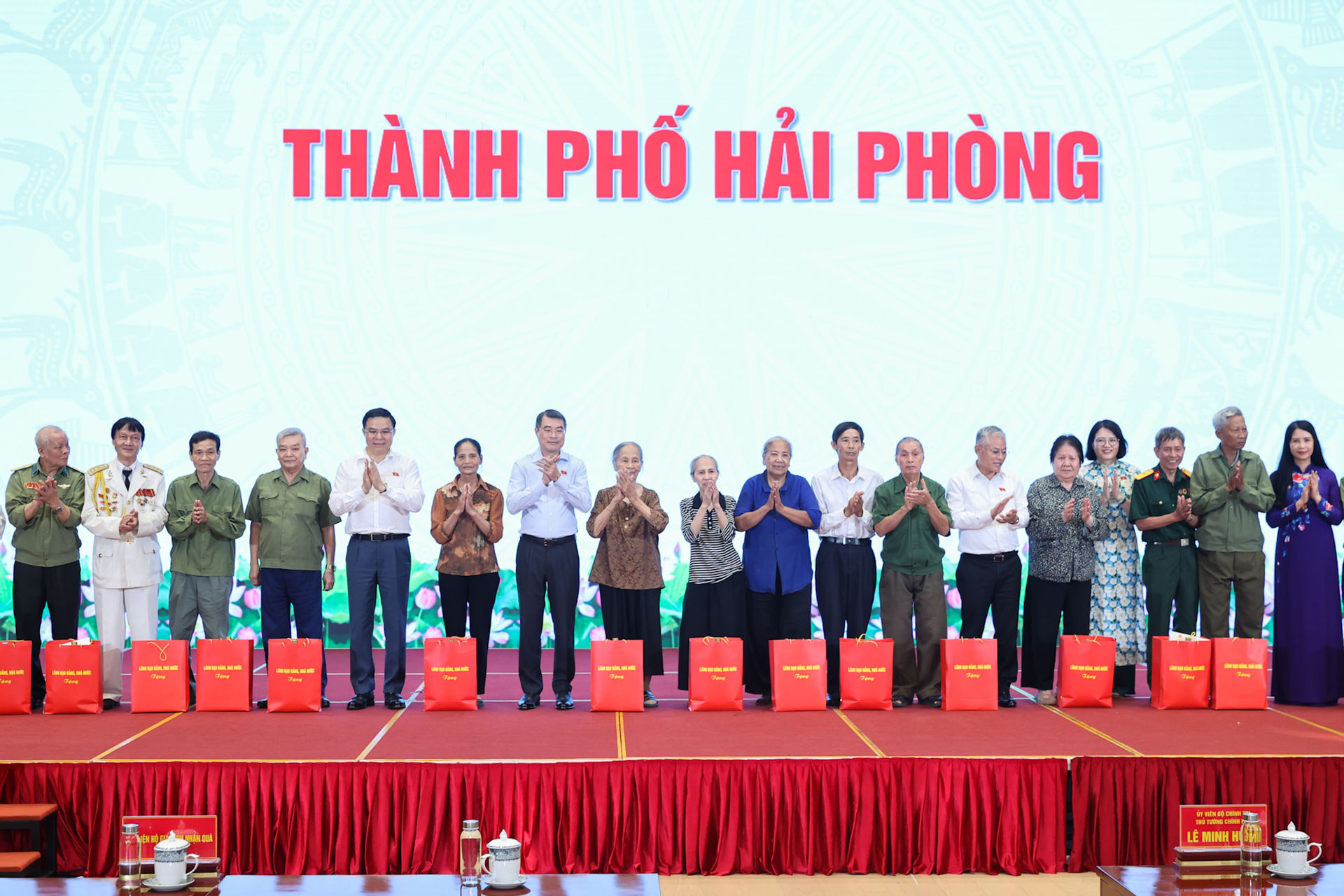 Thủ tướng Lê Minh Hưng dâng hương tưởng niệm các Anh hùng liệt sĩ; tri ân người có công tại Hải Phòng- Ảnh 9.