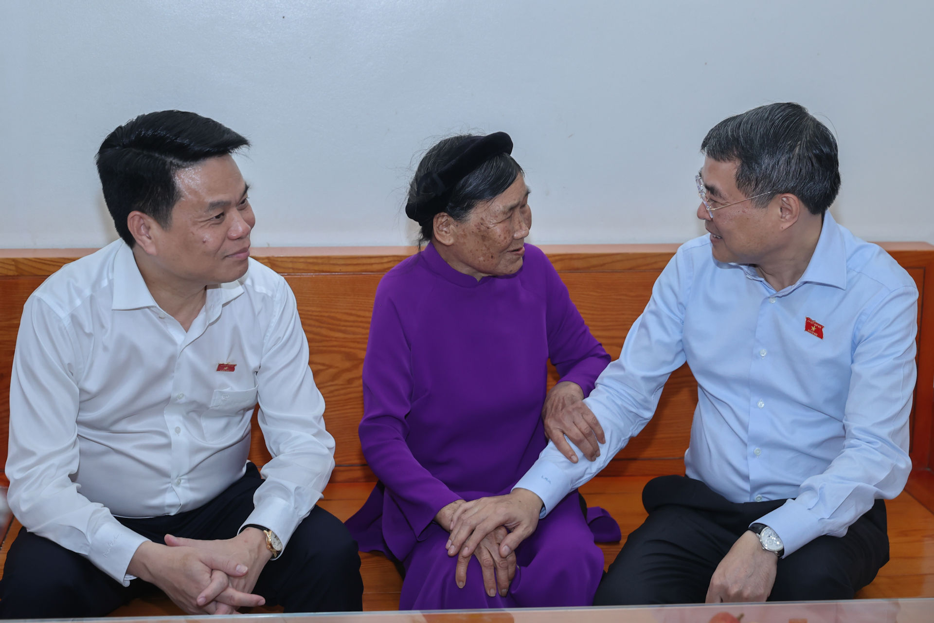 Thủ tướng Lê Minh Hưng dâng hương tưởng niệm các Anh hùng liệt sĩ; tri ân người có công tại Hải Phòng- Ảnh 6.