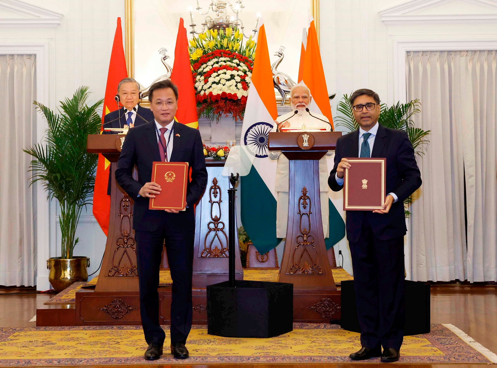 vna_potal_tong_bi_thu_chu_tich_nuoc_to_lam__va_thu_tuong_cong_hoa_an_do_narendra_modi_chung_kien_le_trao_cac_van_kien_hop_tac_giua_2_nuoc__8744764-1-.jpg