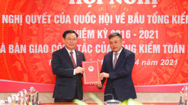 Chủ tịch Quốc hội trao Nghị quyết bầu đồng chí Trần Sỹ Thanh giữ cương vị Tổng Kiểm toán Nhà nước