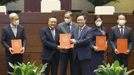 CHỦ TỊCH QUỐC HỘI TRAO NGHỊ QUYẾT CỦA QUỐC HỘI VỀ CÔNG TÁC CÁN BỘ