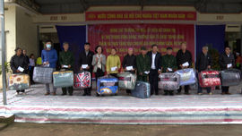 Trưởng Ban Tổ chức Trung ương chúc Tết, tặng quà tại tỉnh Hòa Bình