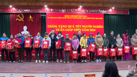 Tổng Kiểm toán nhà nước tặng 200 suất quà Tết cho người nghèo tại Hòa Bình