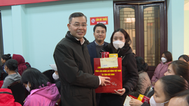 Hơn 1.200 suất quà Tết trao tặng người nghèo tại Bắc Ninh và Hưng Yên 