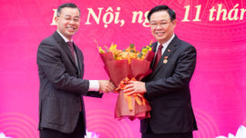 Chủ tịch Quốc hội Vương Đình Huệ nhận Huy hiệu 40 năm tuổi Đảng