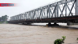 Người dân Hà Nội căng mình chống bão lũ 