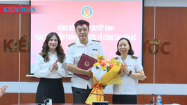 Báo Kiểm toán trao quyết định nghỉ hưu trước tuổi đối với viên chức 