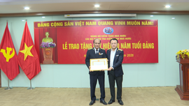 Trao tặng Huy hiệu 40 năm tuổi Đảng cho Phó Chánh Thanh tra KTNN