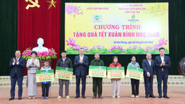 Tổng Kiểm toán nhà nước thăm, tặng quà người dân có hoàn cảnh khó khăn tỉnh Phú Thọ