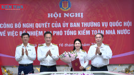 Trao Nghị quyết về việc bổ nhiệm lại Phó Tổng Kiểm toán nhà nước đối với đồng chí Hà Thị Mỹ Dung