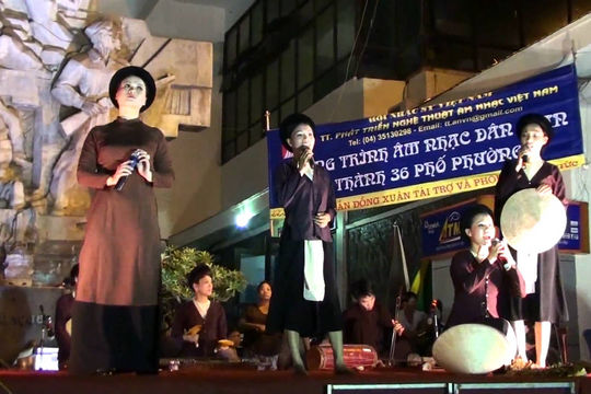 Đưa nghệ thuật truyền thống xuống phố: Một cách bảo tồn hiệu quả