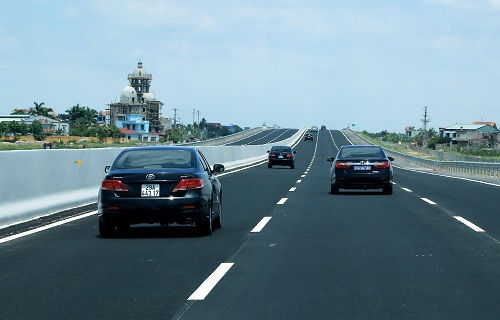 Tăng phí đường bộ tại các trạm BOT:  Cần cân nhắc sức chịu đựng  của người dân và DN