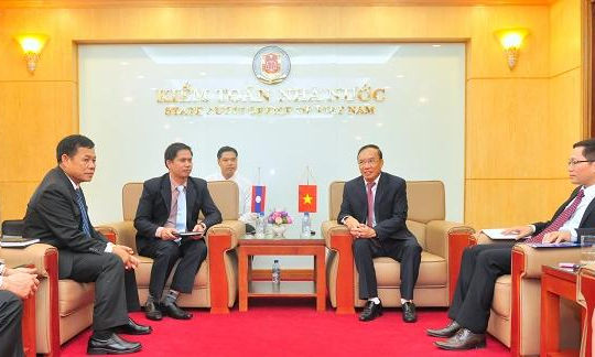 Phó Tổng Kiểm toán Nhà nước Đoàn Xuân Tiên tiếp xã giao Đoàn KTNN Lào
