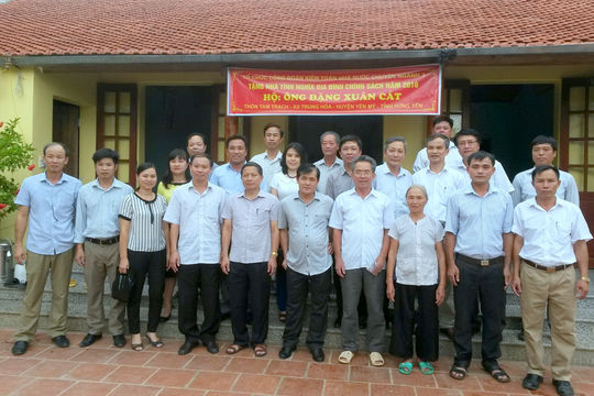 Trao kinh phí hỗ trợ xây nhà tình nghĩa cho hai gia đình chính sách tại Hưng Yên