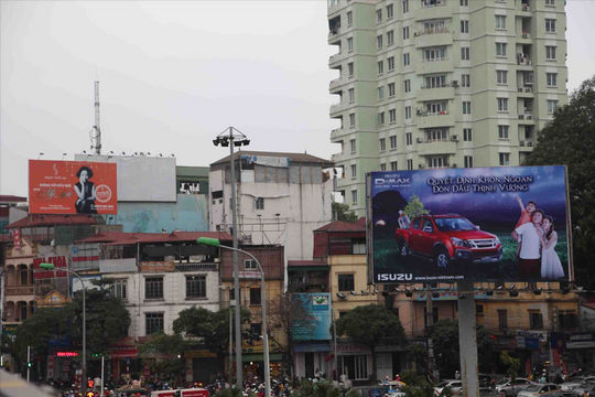 Xử lý vi phạm quảng cáo ngoài trời: Lấp “lổ hổng” quy hoạch