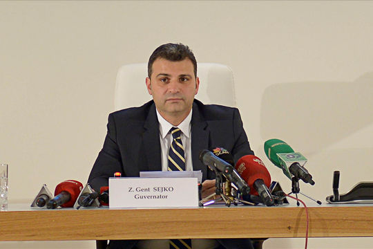 Albani: Ngân hàng thu lợi phi pháp từ chương trình đổi tiền