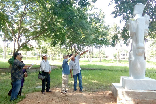 Mô hình trại sáng tác nghệ thuật: “Bỏ thì thương, vương thì tội!”