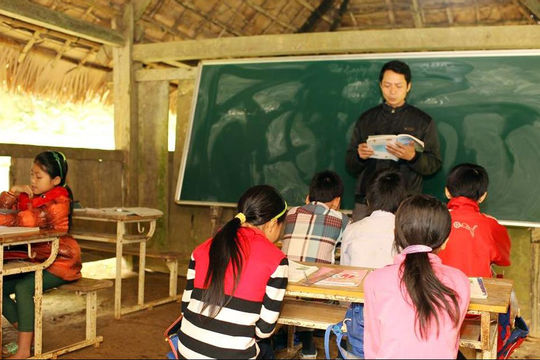 Những lớp học tạm bợ trông chờ… kinh phí