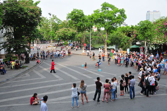 Biểu diễn nhạc truyền thống trên phố đi bộ