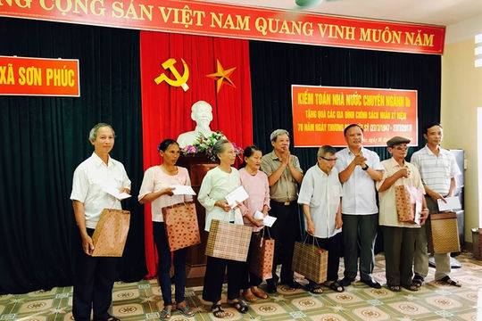 KTNN chuyên ngành Ib trao quà cho các gia đình chính sách tại tỉnh Hà Tĩnh