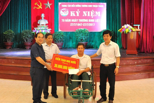 KTNN thăm và tặng quà tại Trung tâm Điều dưỡng thương binh Thuận Thành