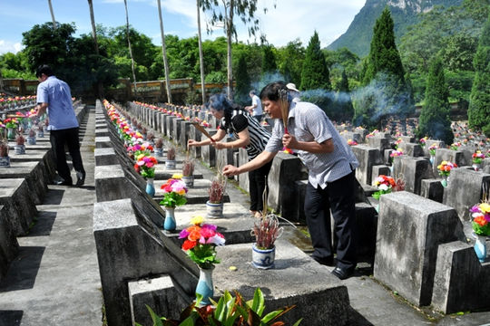 Dâng hương tưởng niệm các anh hùng liệt sĩ tại Vị Xuyên - Hà Giang Dâng hương tưởng niệm các anh hùng liệt sĩ tại Vị Xuyên - Hà Giang