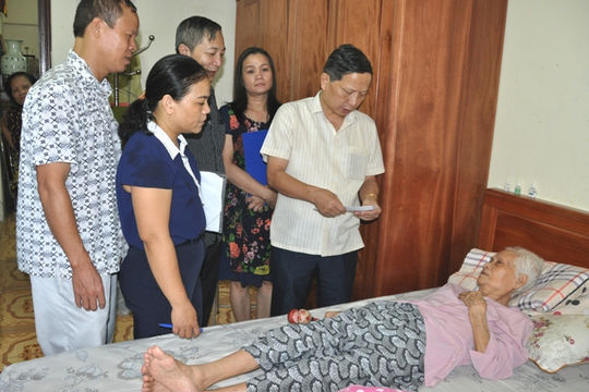 KTNN tặng sổ tiết kiệm cho gia đình, thân nhân liệt sĩ