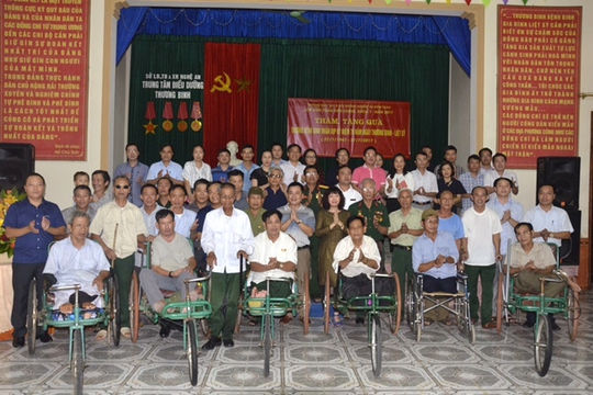 Thăm và tặng quà tại Trung tâm Điều dưỡng thương binh Nghệ An