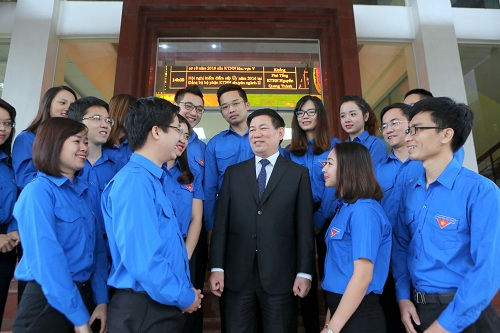 Mỗi đoàn viên, thanh niên cần  cống hiến sức trẻ cho lý tưởng  mà mình đã chọn!