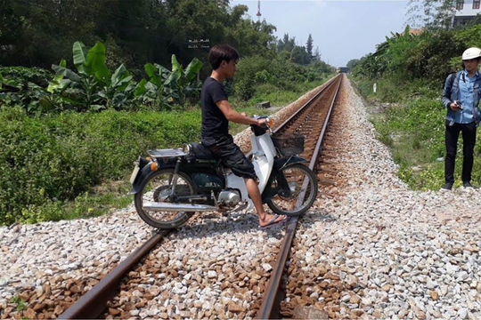 An toàn giao thông đường sắt:  Còn nhiều bất cập