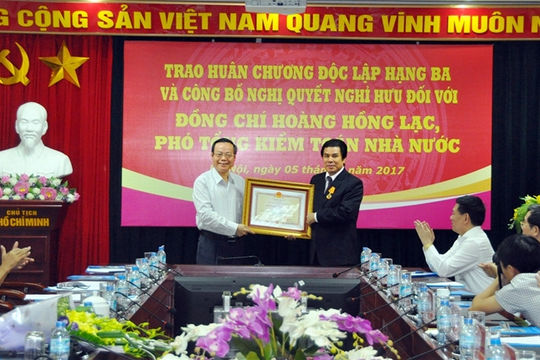 Trao Huân chương Độc lập hạng Ba và Nghị quyết về việc nghỉ hưu cho đồng chí Hoàng Hồng Lạc