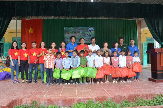 Trao tặng quà cho học sinh nghèo tại tỉnh Điện Biên