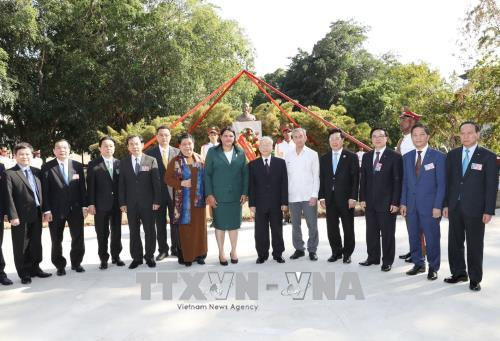 Tổng Bí thư gặp cán bộ, nhân viên Đại sứ quán và cộng đồng người Việt Nam tại Cuba Tổng Bí thư gặp cán bộ, nhân viên Đại sứ quán và cộng đồng người Việt Nam tại Cuba
