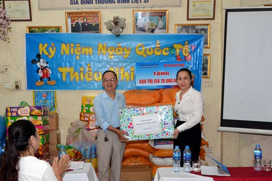 Tặng quà tại Trung tâm Dạy nghề nhân đạo tạo việc làm cho trẻ em tàn tật Việt Nam Tặng quà tại Trung tâm Dạy nghề nhân đạo tạo việc làm cho trẻ em tàn tật Việt Nam