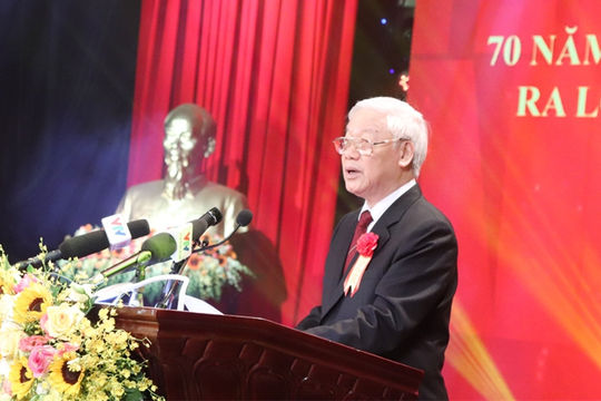 Đổi mới mạnh mẽ việc biểu dương khen thưởng; khen thưởng đúng người, đúng việc