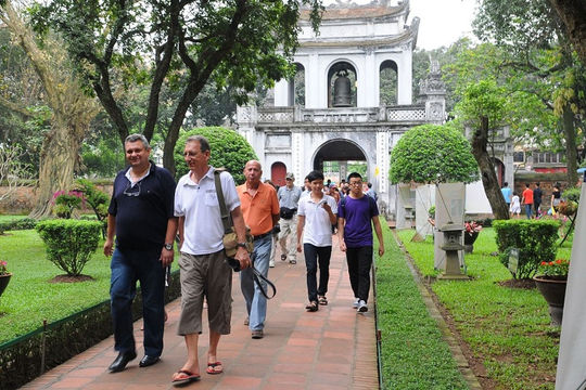 Cảnh giác với hệ lụy từ tăng trưởng “nóng” của ngành du lịch Cảnh giác với hệ lụy từ tăng trưởng “nóng” của ngành du lịch