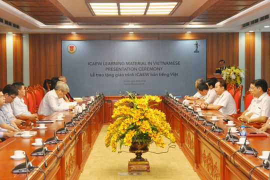 ICAEW và KTNN phối hợp tổ chức trao tặng giáo trình môn học