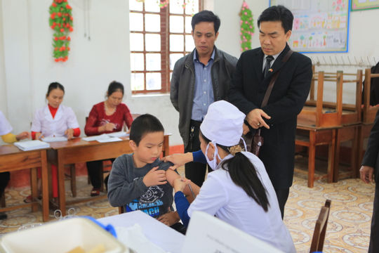 Triển khai tiêm vắc-xin phòng Sởi - Rubella tại 6 tỉnh có nguy cơ cao Triển khai tiêm vắc-xin phòng Sởi - Rubella tại 6 tỉnh có nguy cơ cao