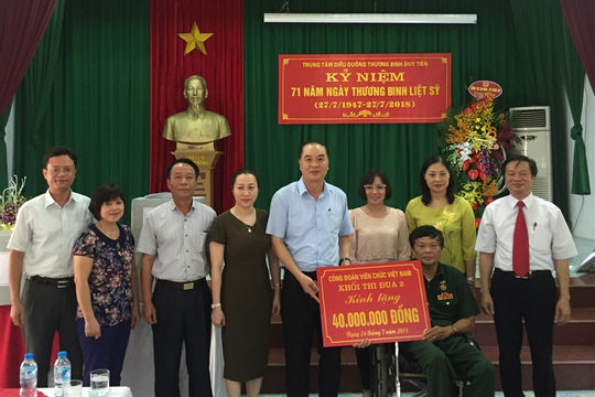 Khối thi đua II Công đoàn Viên chức Việt Nam thăm và tặng quà tại Trung tâm Điều dưỡng thương binh Duy Tiên