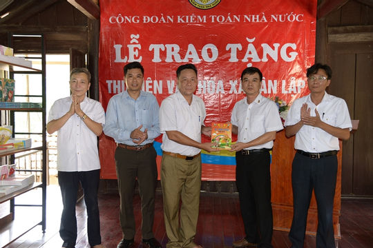 Công đoàn KTNN trao tăng Thư viện văn hoá cho xã Tân Lập