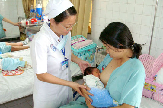 73% trẻ sơ sinh ở Việt Nam được bú sớm trong vòng một giờ đầu sau sinh