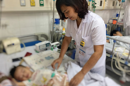 Cứu sống bệnh nhi 2 tuổi bị ấu trùng giun tròn từ chó, mèo