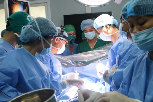 Lần đầu phẫu thuật lồng ngực có sử dụng máy tim phổi nhân tạo Lần đầu phẫu thuật lồng ngực có sử dụng máy tim phổi nhân tạo
