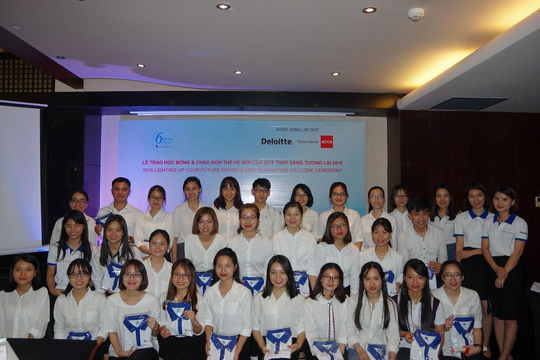 Trao học bổng “Thắp sáng tương lai” năm 2018