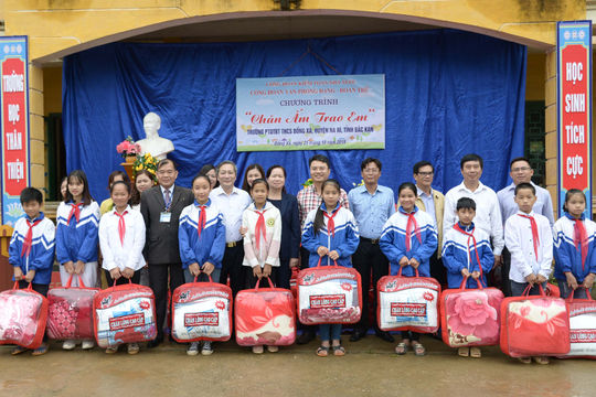 Trao chăn ấm cho học sinh nghèo huyện Na Rì, tỉnh Bắc Kạn