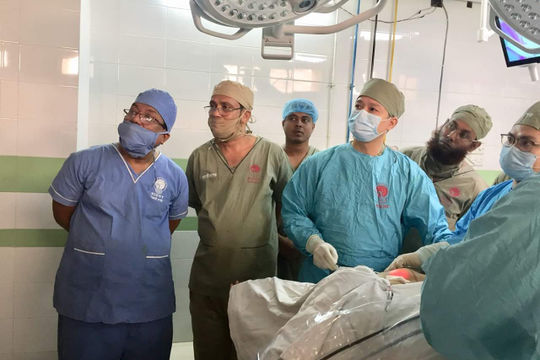 Bệnh viện Nội tiết Trung ương chuyển giao kỹ thuật mổ nội soi tuyến giáp cho bác sĩ nước ngoài