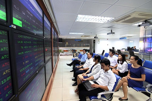 Thắt chặt tín dụng vào bất động sản: Dòng vốn dịch chuyển dần sang  thị trường chứng khoán