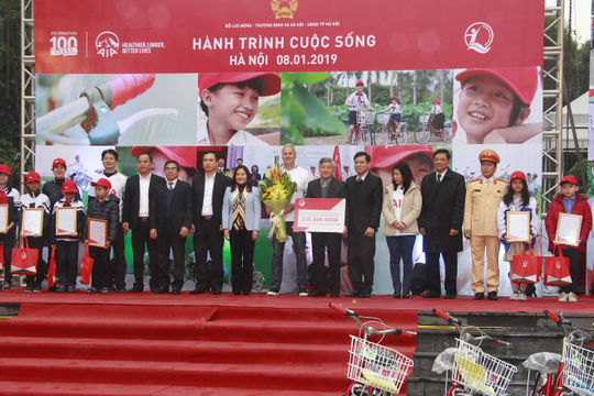 Tặng xe đạp cho trẻ em nghèo Thủ đô
