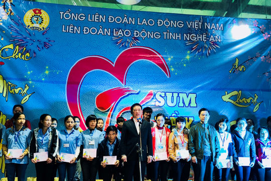 Tổng Kiểm toán Nhà nước Hồ Đức Phớc tặng quà tết cho công nhân và gia đình khó khăn tại tỉnh Nghệ An