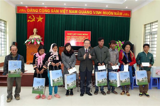 Phó Chủ tịch Quốc hội Phùng Quốc Hiển chúc Tết tại các xã biên giới Lai Châu